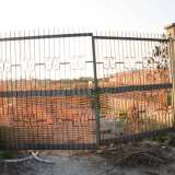 Il vecchio cancello in ferro privo di cartelli posto all'ingresso della necropoli del IX secolo a.C., scoperta durante i lavori di ampliamento del cimitero attuale